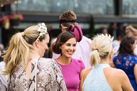 COUNTDOWN FOR AUTUMN RACING CARNIVAL .